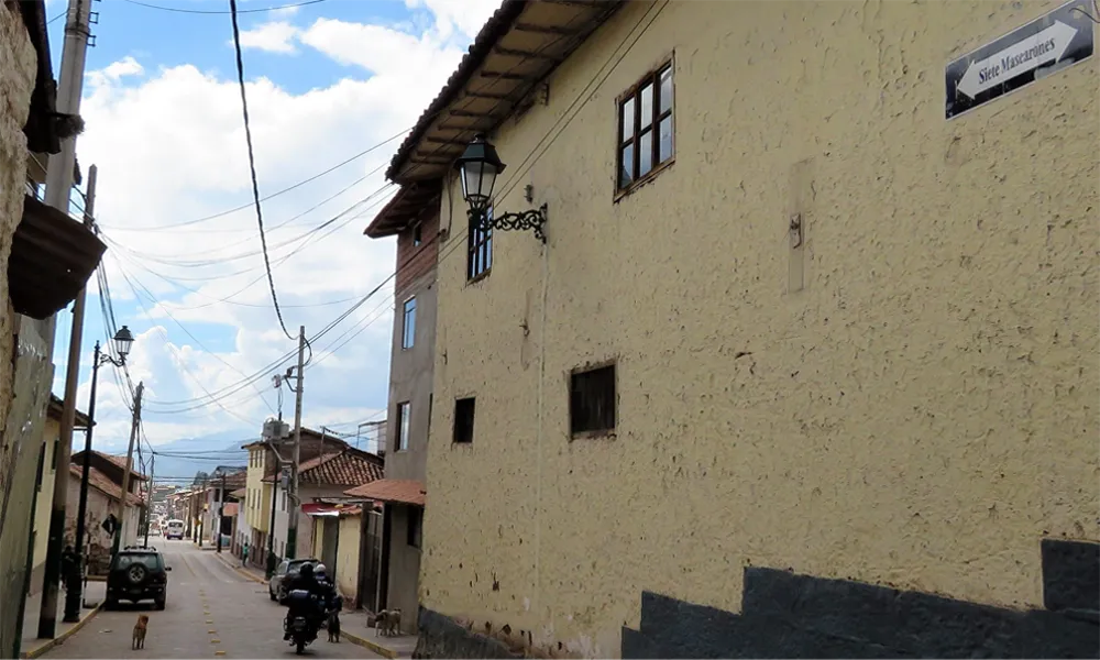 Calle Siete Mascarones: Historia y Misterio