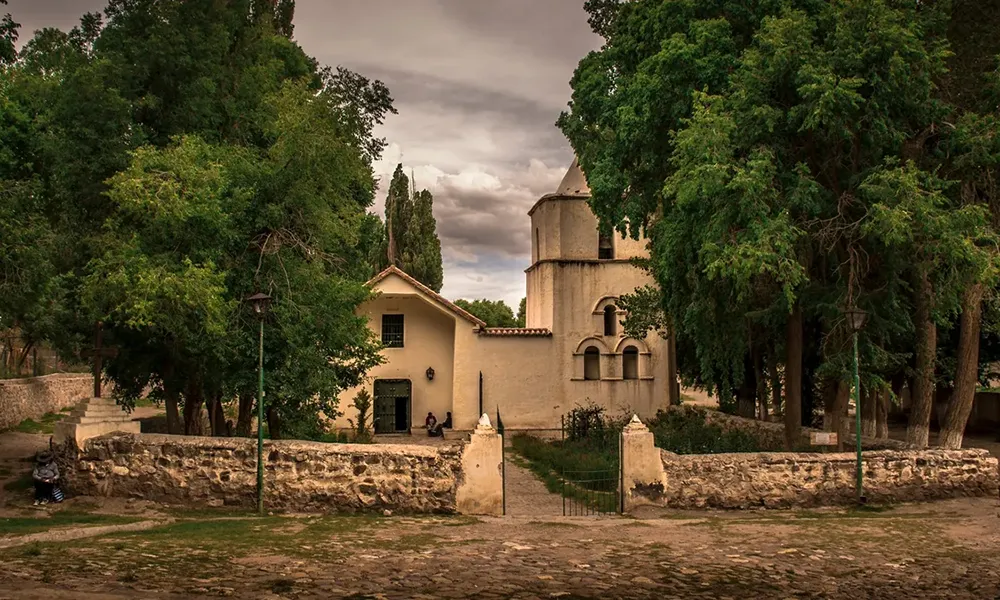 Iglesias de adobe de la puna puneña