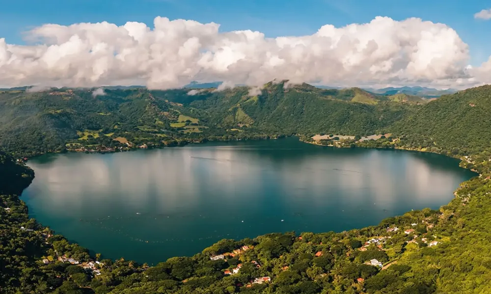 Lagos y Lagunas con Leyendas de Oro en el Perú