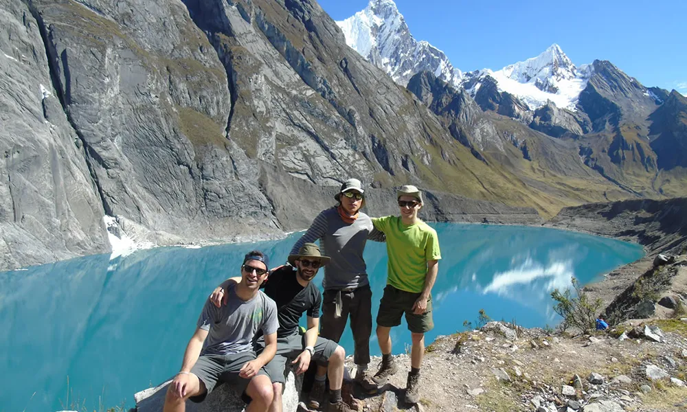 Laguna Siula en la Cordillera Huayhuash