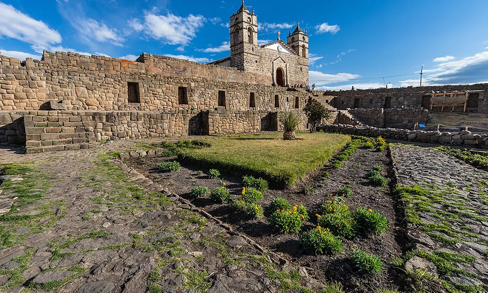 Vilcashuamán y su Templo del Sol y la Luna