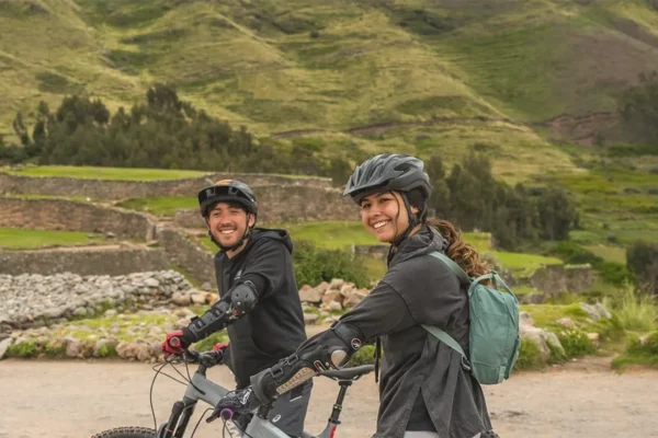 Descubre cómo viajar a Perú desde Italia: guía práctica con clima, cultura, seguridad y consejos sostenibles para 2025. 🇵🇪✨