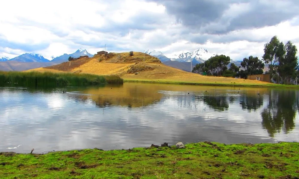 Panoramic Willcacocha: Trekking with a View of the Cordillera Blanca