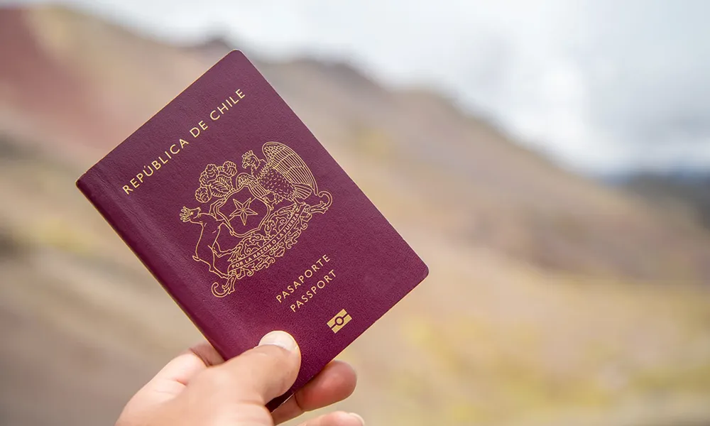 Descubre cómo llegar a Perú desde Chile en avión, bus o auto. Aeropuertos, rutas, requisitos y consejos para tu viaje.