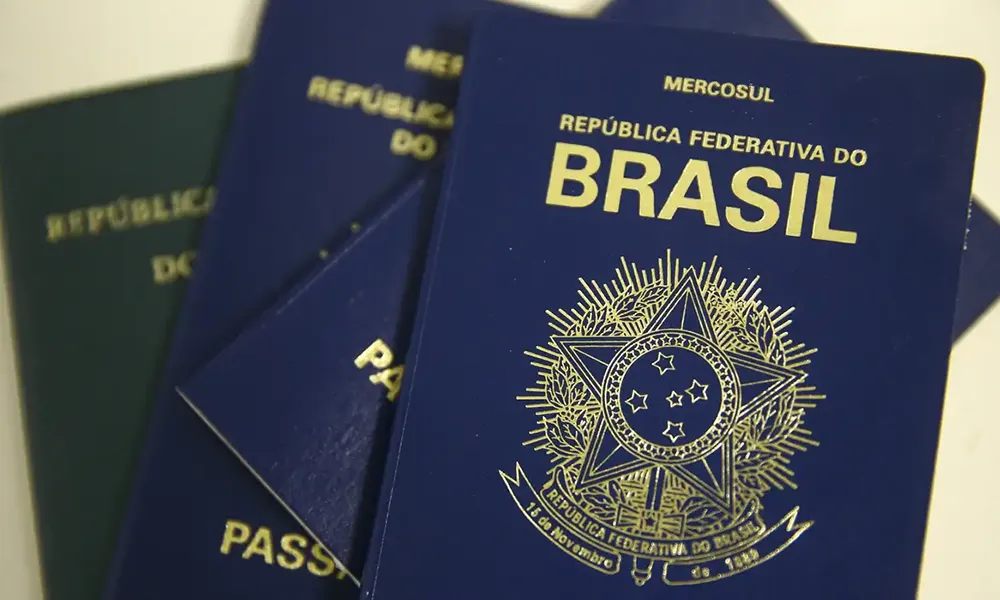 Guía 2025 para viajar de Brasil a Perú. Opciones en avión, bus y auto, rutas, precios, requisitos migratorios y consejos prácticos.