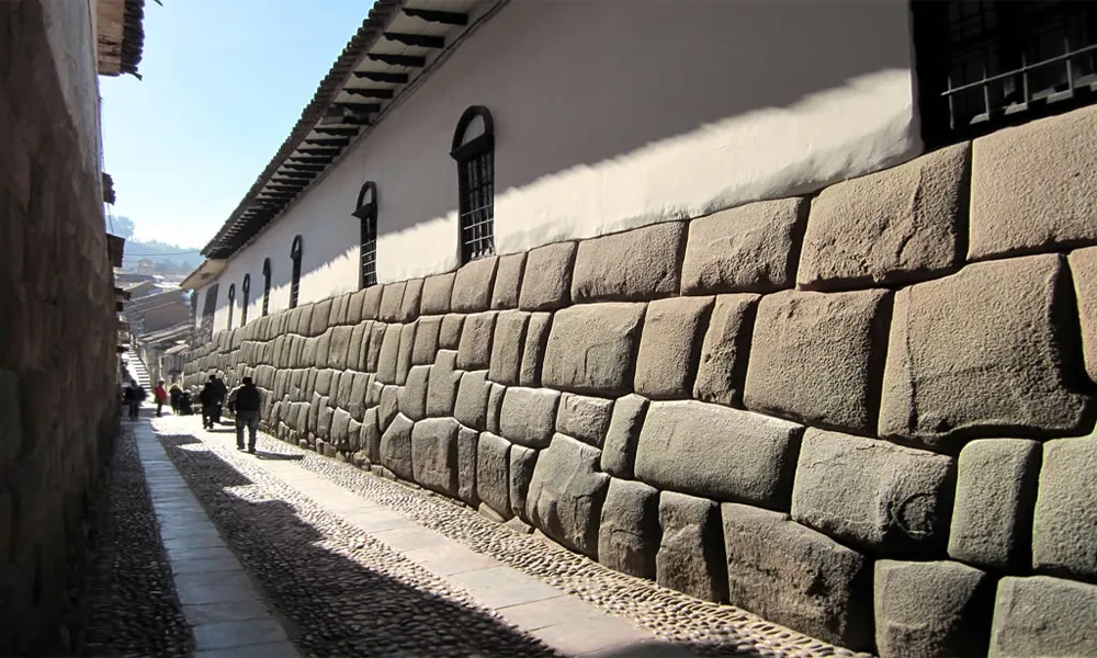 Piedra de los 12 ángulos y calle Hatun Rumiyoc: historia y visita rápida