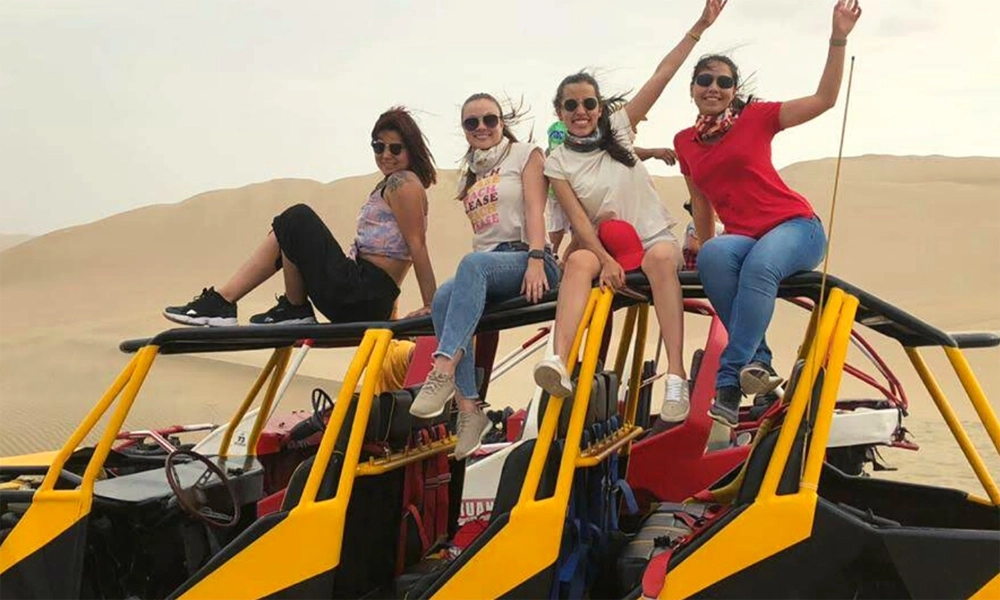 Paseo en Tubulares y Sandboarding en Huacachina