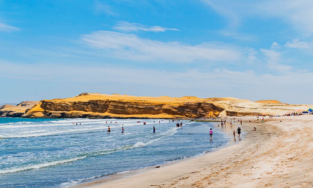 Playa Yumaque: La Playa Perfecta para Relajarse en Paracas