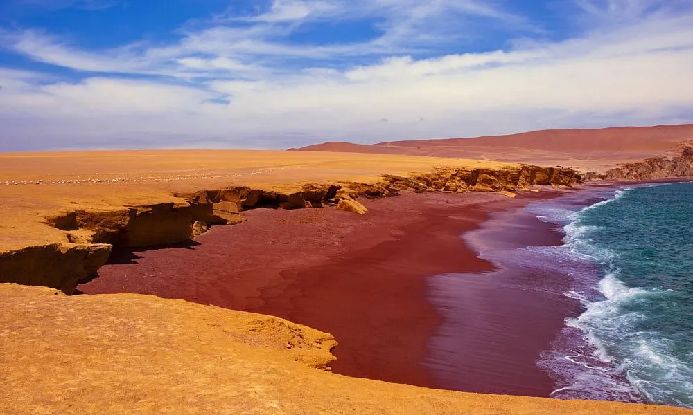 Playa Roja en la Reserva de Paracas